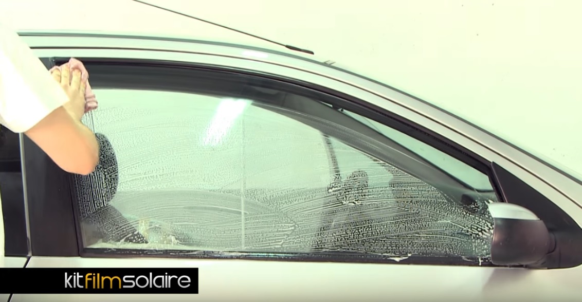Comment retirer un film teinté et film solaire de votre voiture